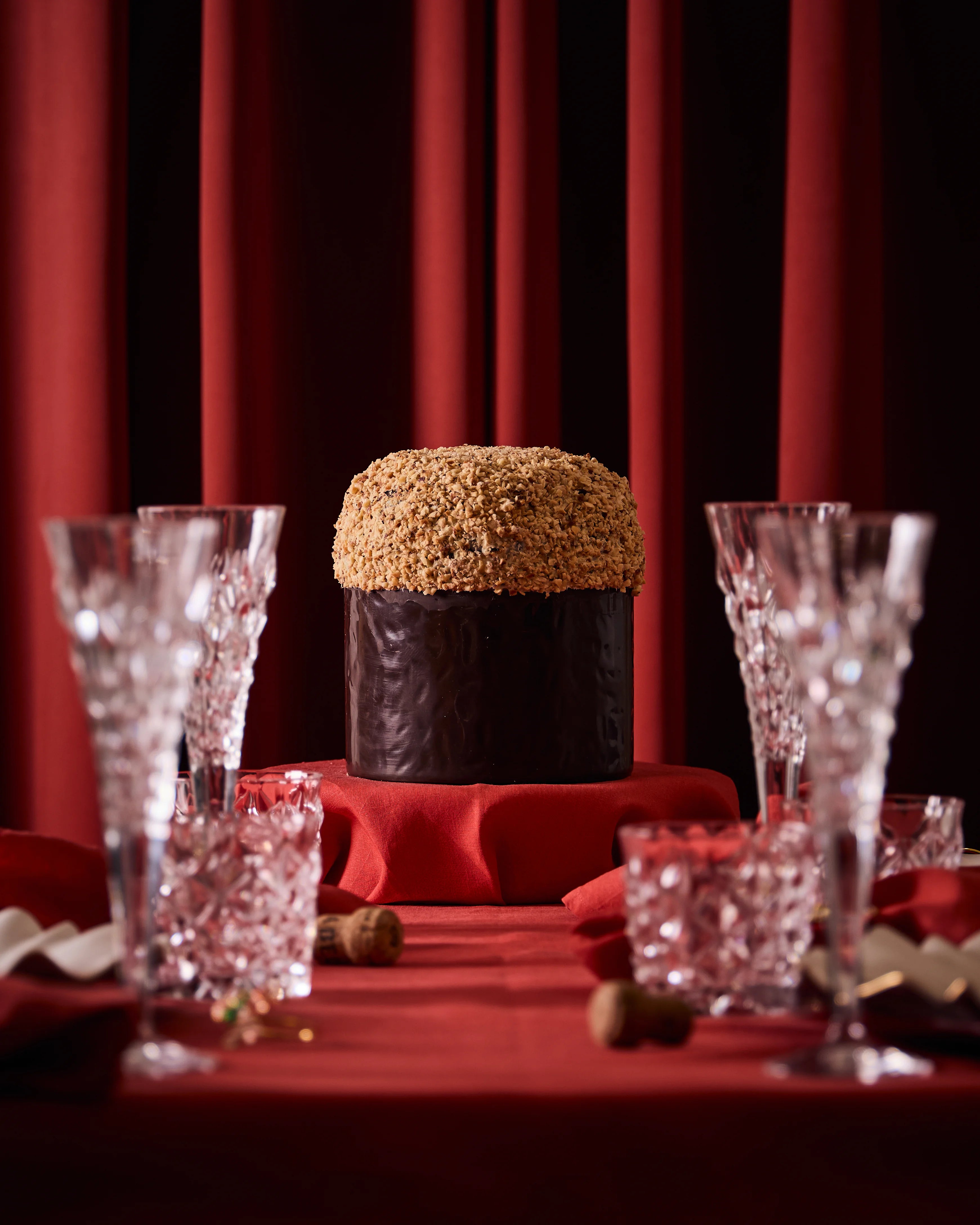 Cioccolato Fondente a forma di Panettone ricoperto con granella di nocciola