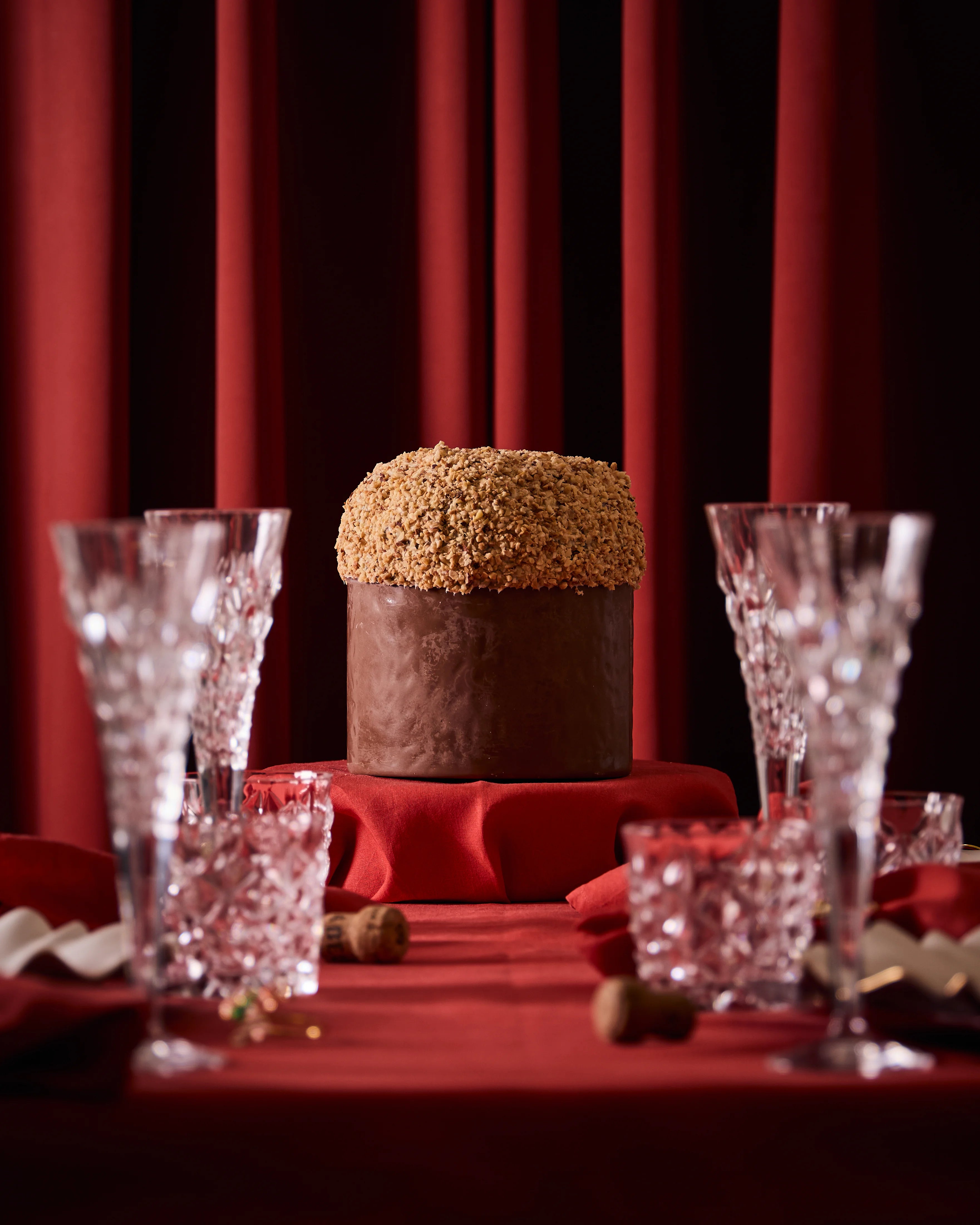 Cioccolato al Latte a forma di Panettone ricoperto con granella di nocciole