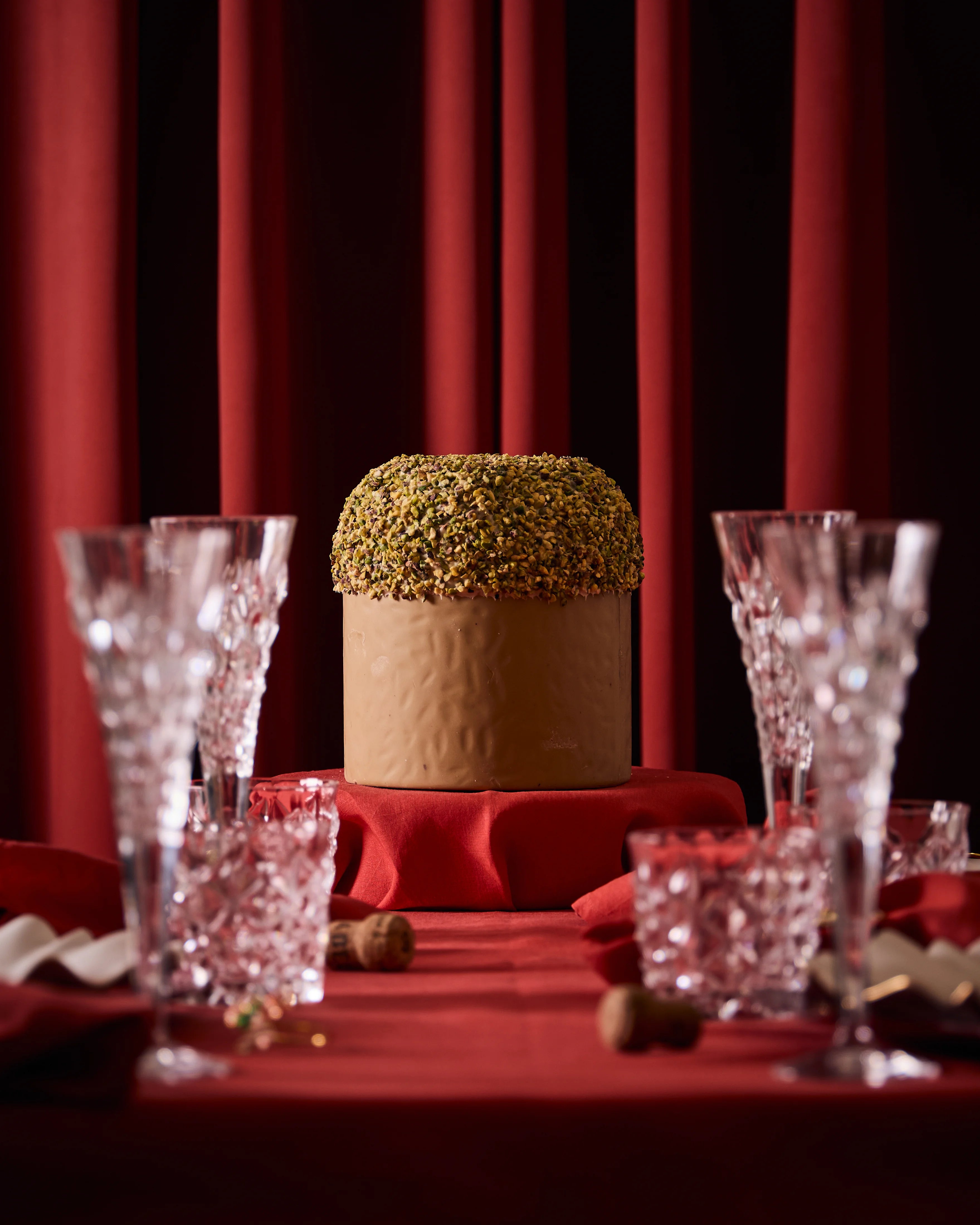 Cioccolato al Pistacchio a forma di Panettone ricoperto con granella di pistacchio