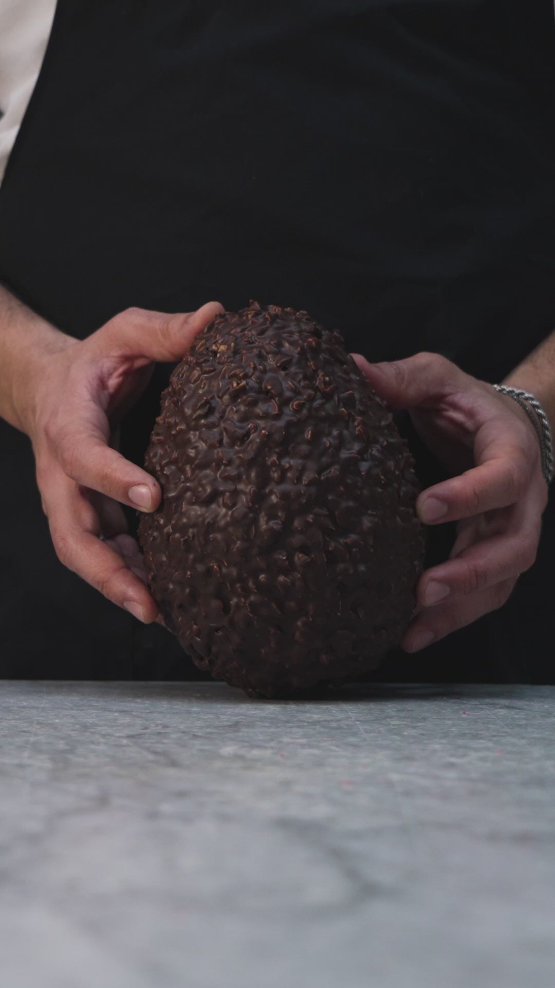 Uovo Nocciolato al fondente con granella di nocciole