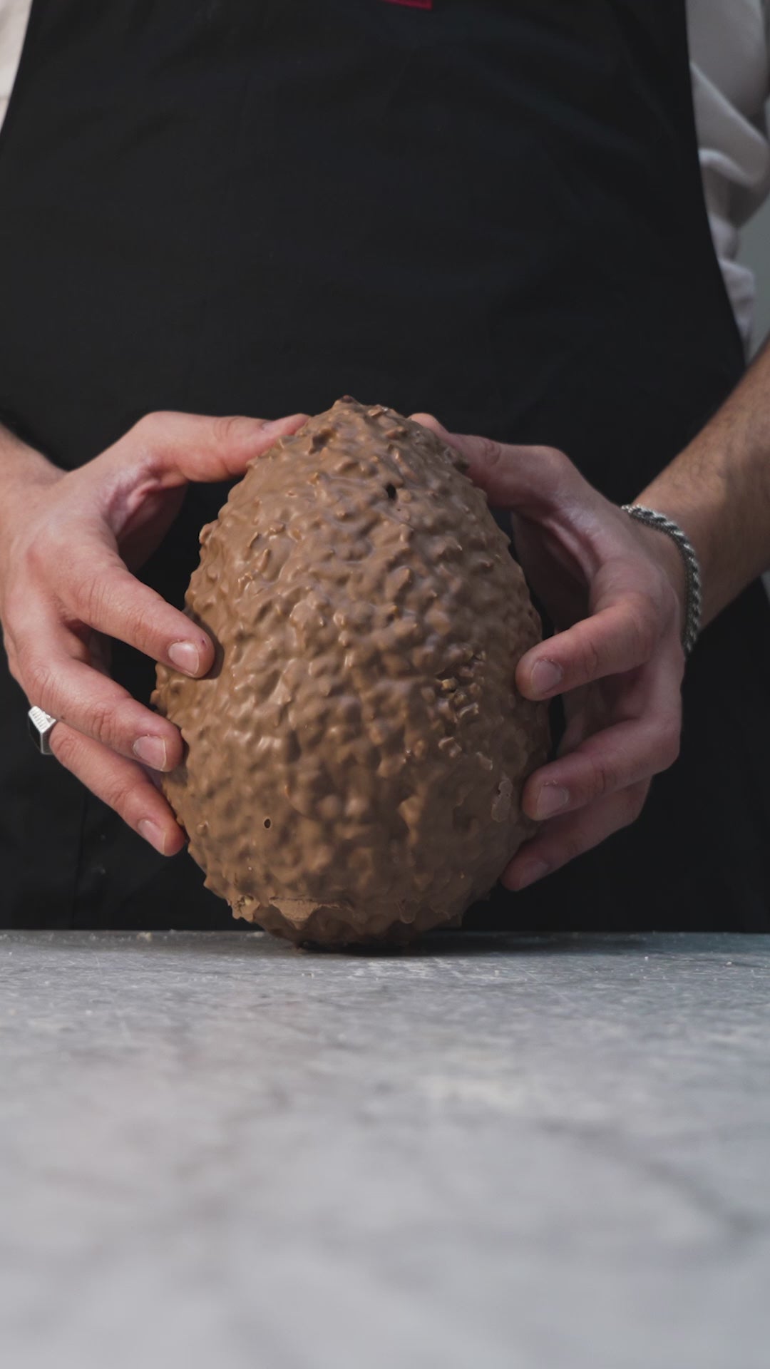 Uovo Nocciolato al latte con granella di nocciole